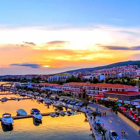 アパート Sea Sirena With A Mountain View *